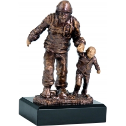 Figurka odlewana STRAŻAK z dzieckiem- 19,5cm