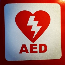 Naklejka  AED - biała odblaskowa - 50x50cm